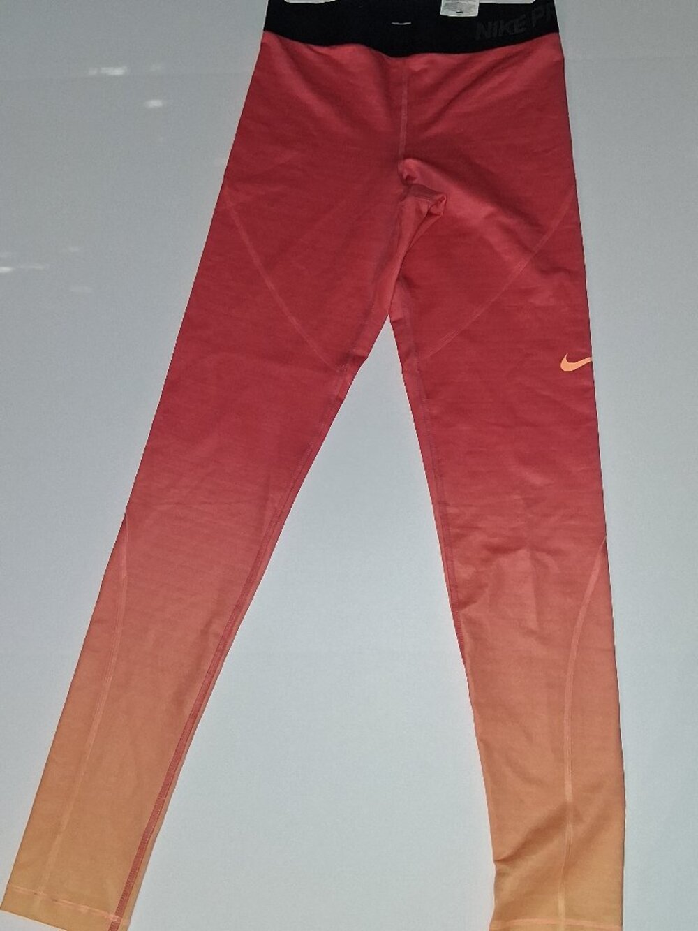 Medium NWT Woman's Nike Pro Hyperwarm Leggings